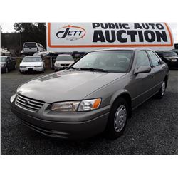 M1 --  1998 TOYOTA CAMRY CE , Silver , 202289  KM'S