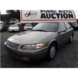 M1 --  1998 TOYOTA CAMRY CE , Silver , 202289  KM'S