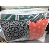 Image 2 : Queen Comforter / set not complete/ contains Comforter & 2 throw pillows