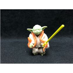 1970'S KENNER STAR WARS ACTION FIGURE YODA WITH AUTHENTIC WEAPON AND SNAKE ( MINT)