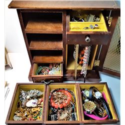 20)  DELUXE MUSICAL JEWELRY BOX &