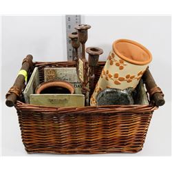 WICKER BASKET WITH CERAMIC ITEMS INCL