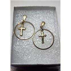 23)  GOLD TONE CROSS & CIRCLE STUD