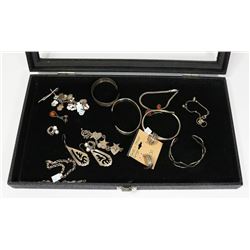 TRAY OF ASSORTED SILVER JEWELLERY.