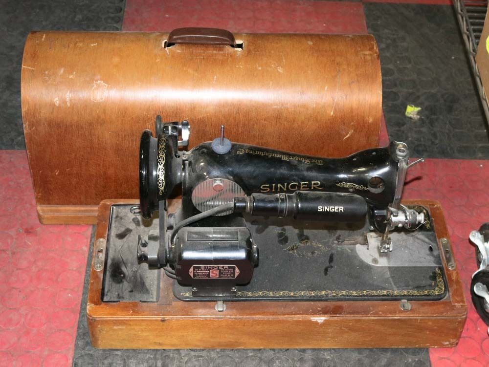 Vintage Portable Singer Sewing Machines 101 Vintage Portable Singer Sewing Machines 101