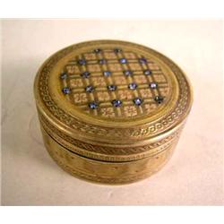A FRENCH YELLOW GOLD CIRCULAR COSMETIC BOX