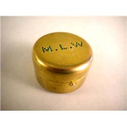 A YELLOW GOLD CIRCULAR HINGED LID POWDER BOX