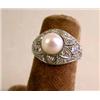 Image 1 : A PLATINUM DIAMOND AND PEARL RING