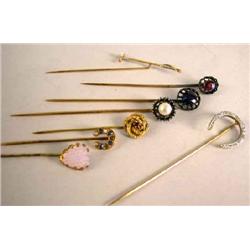 A YELLOW GOLD HORSESHOE STICK PIN