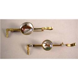 A 14K YELLOW GOLD RIDING CROP DESIGN BAR PIN