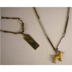 A YELLOW GOLD RECTANGULAR MONOGRAMMED PLATE ON GOLD LINK CHAIN