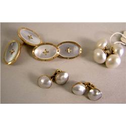 A PAIR OF 14K YELLOW GOLD OVAL DOUBLE HEADED MOTHER-OF-PEARL CUFFLINKS