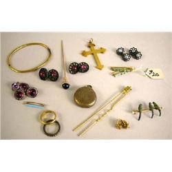 A GROUP OF MISCELLANEOUS JEWELRY ITEMS