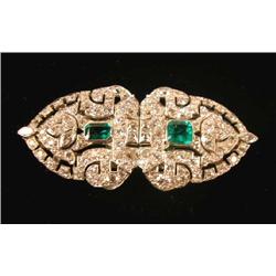 A DIAMOND, EMERALD, 18 KT WHITE GOLD, AND PLATINUM ART DECO BROOCH