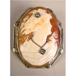 A CARVED SHELL CAMEO BROOCH/PENDANT