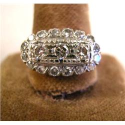 A 14K WHITE GOLD AND DIAMOND OVAL RING
