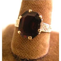 A YELLOW GOLD AND SMOKY TOPAZ RING