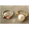 Image 1 : A YELLOW GOLD AND PEARL RING
