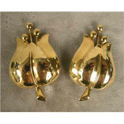 A PAIR OF TIFFANY 14K YELLOW GOLD FLORAL-FORM BROOCHES