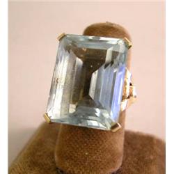 A 14K YELLOW GOLD AND AQUAMARINE RING