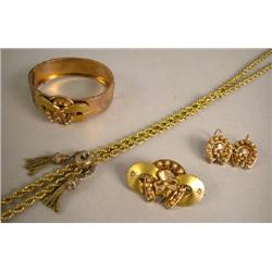 A SUITE OF 14K ROSE AND YELLOW GOLD HORSE SHOES AND CLOVER MOTIF JEWELRY