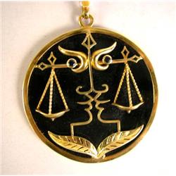 A FRED 18K YELLOW GOLD AND SAPPHIRE ON ONYX CIRCULAR DISK WITH SCALES MOTIF