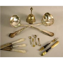 A GROUP OF STERLING SILVER AND SILVER PLATED FLATWARE ITEMS