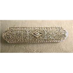 47 A WHITE GOLD PIN WITH DIAMOND CHIP