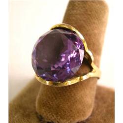 A YELLOW GOLD AND AMETHYST RING