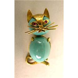 A 14K YELLOW GOLD AND TURQUOISE CAT FORM BROOCH