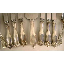 A MISCELLANEOUS GROUP OF STERLING SILVER FLATWARE ITEMS