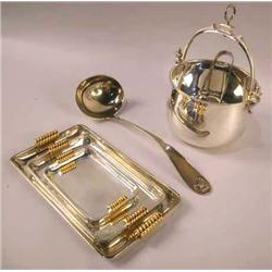 A SELECTION OF STERLING SILVER ITEMS
