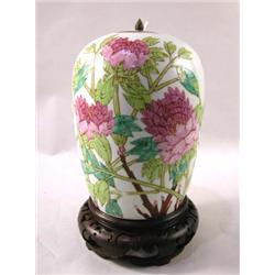 AN ORIENTAL FLORAL AND BIRD DECORATED GINGER JAR