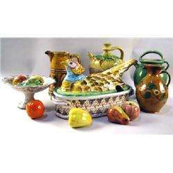 A GROUP OF TWENTY ASSORTED EARTHENWARE TABLE ARTICLES