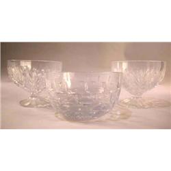 A COLORLESS GLASS RICE PATTERN SERVING BOWL