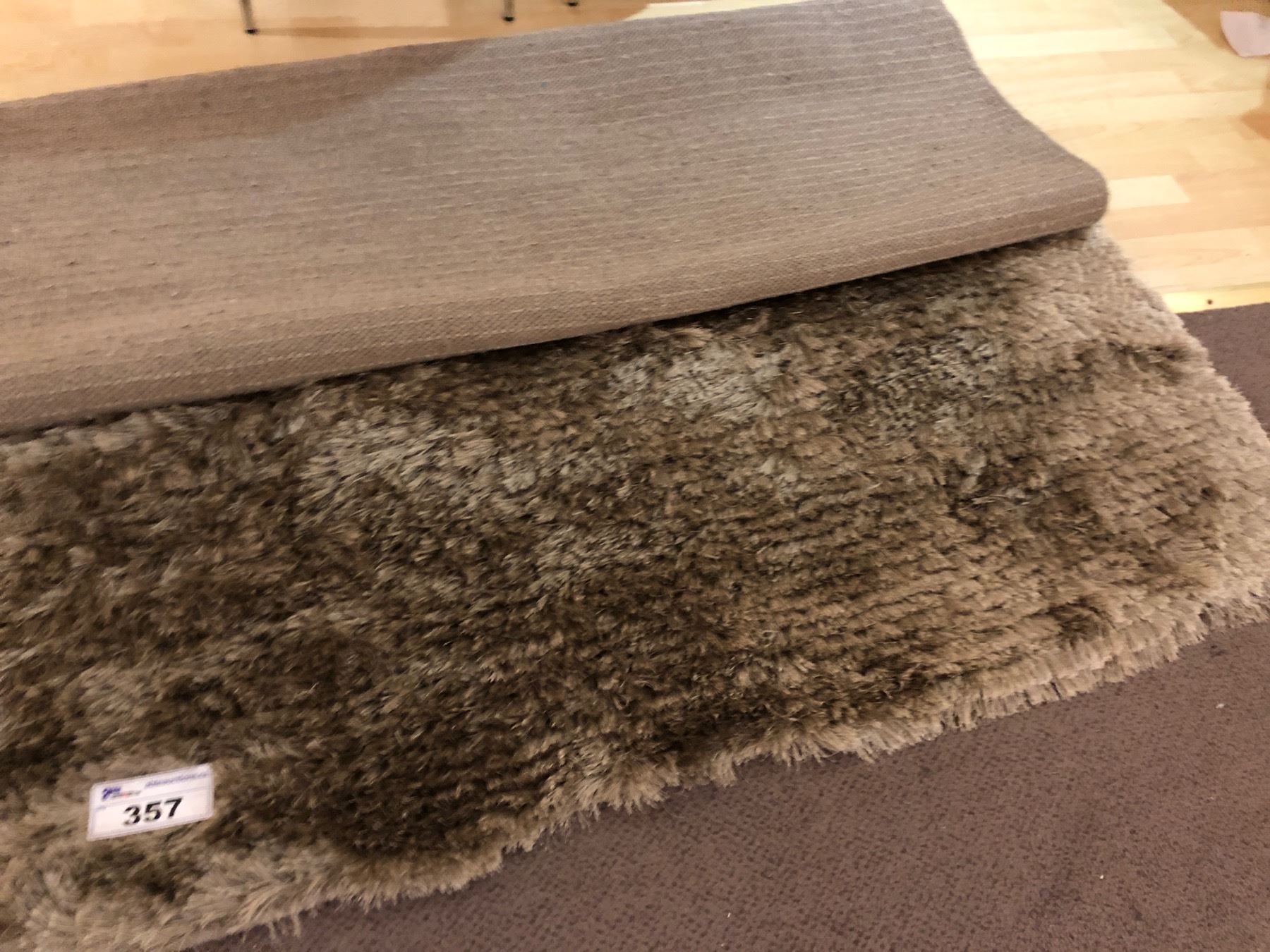 APPROX. 5' X 8' LONG STRAND TAUPE AREA RUG