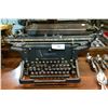 Image 1 : VINTAGE UNDERWOOD TYPEWRITER