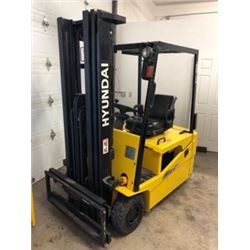 Hyundai HBF18T-5 ForkLift (2006) 3000lbs for outside/ Battery 48v not included but many choices avai