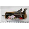 Image 1 : 85) SMALL BOX OF ASSORTED TOOLS