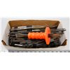 Image 1 : 107) BOX OF ASSORTED FILES, CHISELS AND PUNCH.