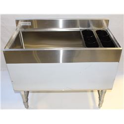 ICE BIN WITH BACKSPLASH