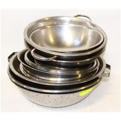 LOT OF ASSORTED SIZED S/S MIXING BOWLS & COLANDER