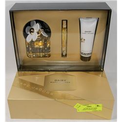 DAISY PERFUME SET BY MARC JACOBS BODY LOTION PURSE