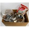 Image 1 : BOX OF PET SUPPLIES INCL WATERER, DISHES & MORE