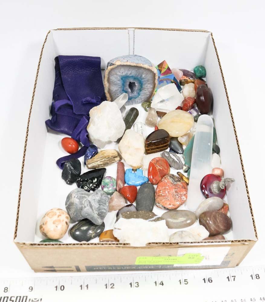 BOX OF RARE COLLECTIBLE ROCKS INCL. GEOD,