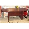 Image 1 : CHERRY-COLOURED OVAL WOOD DINING TABLE