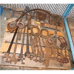 PALLET OF FARM/ACREAGE HOISTING HOOKS CHAIN