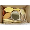Image 1 : BOX OF VINTAGE VANITY ACCESSORIES