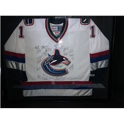 VANCOUVER CANUCKS TEAM SIGNED HOCKEY JERSEY W/ COA (SEDIN'S/ KESLER/ BERTUZZI/ NASLUND/ LINDEN...)