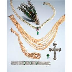 A GRADUATED SEVEN ROW PEARL NECKLACE